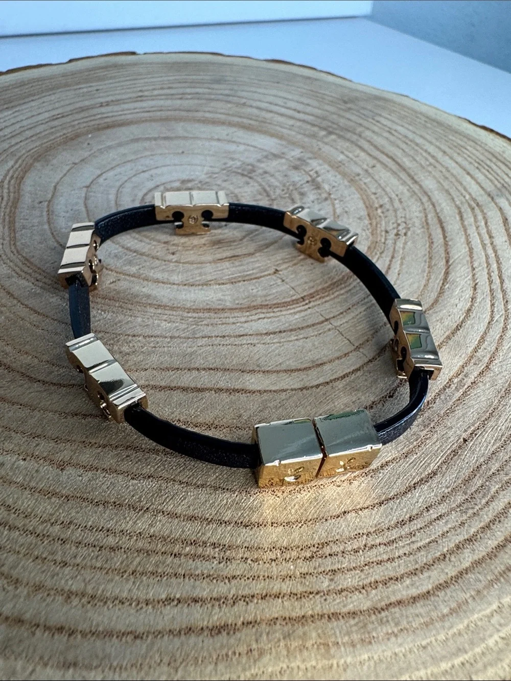 Tory Burch Serif-T Leather Single Wrap Stackable Bracelet